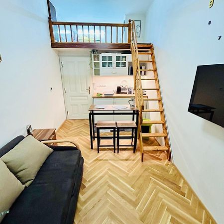 Cozy Design Homestay With Terrace Prag Exteriör bild