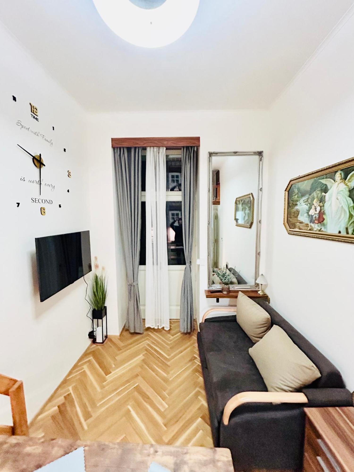 Cozy Design Homestay With Terrace Prag Exteriör bild