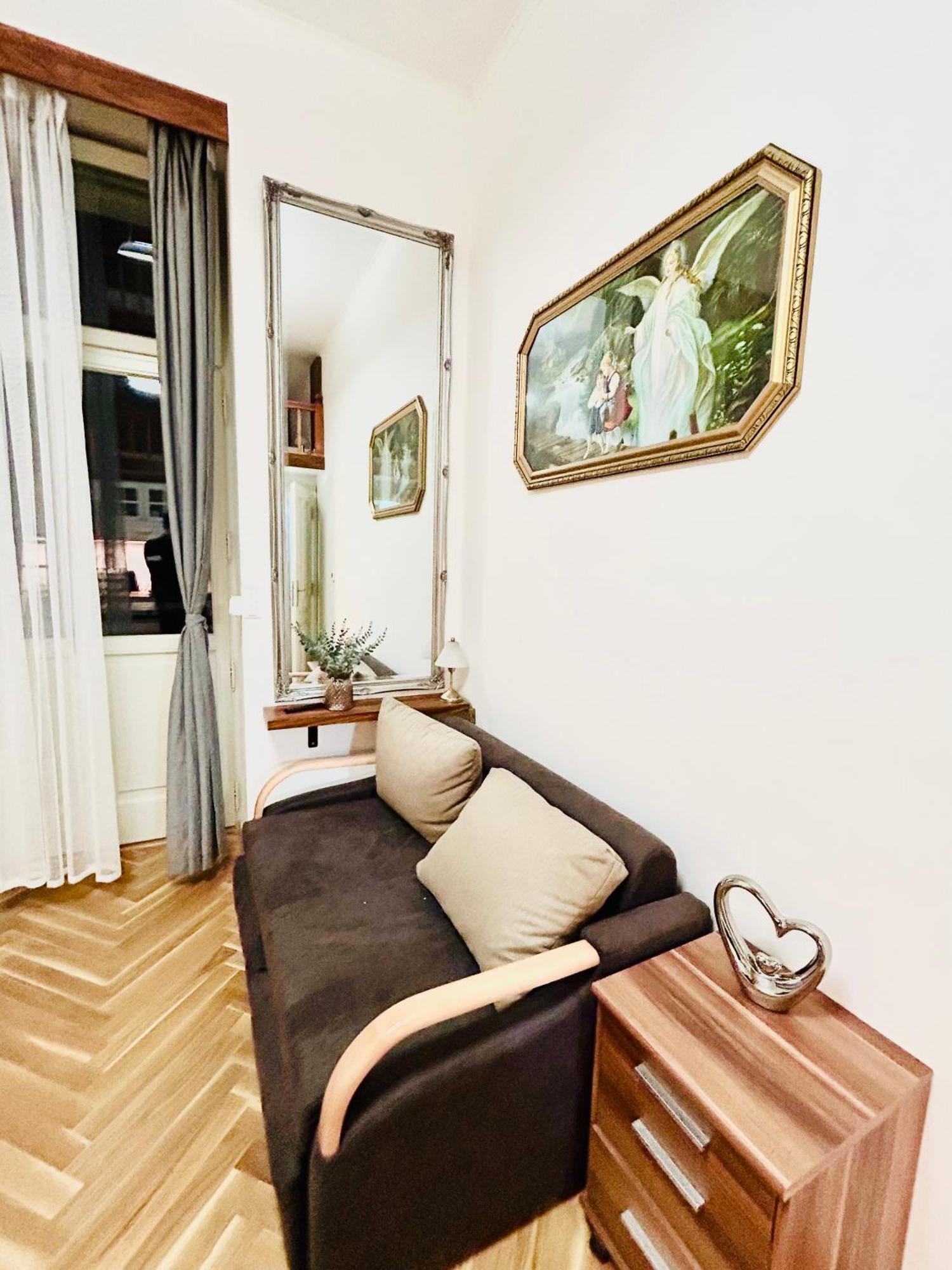 Cozy Design Homestay With Terrace Prag Exteriör bild