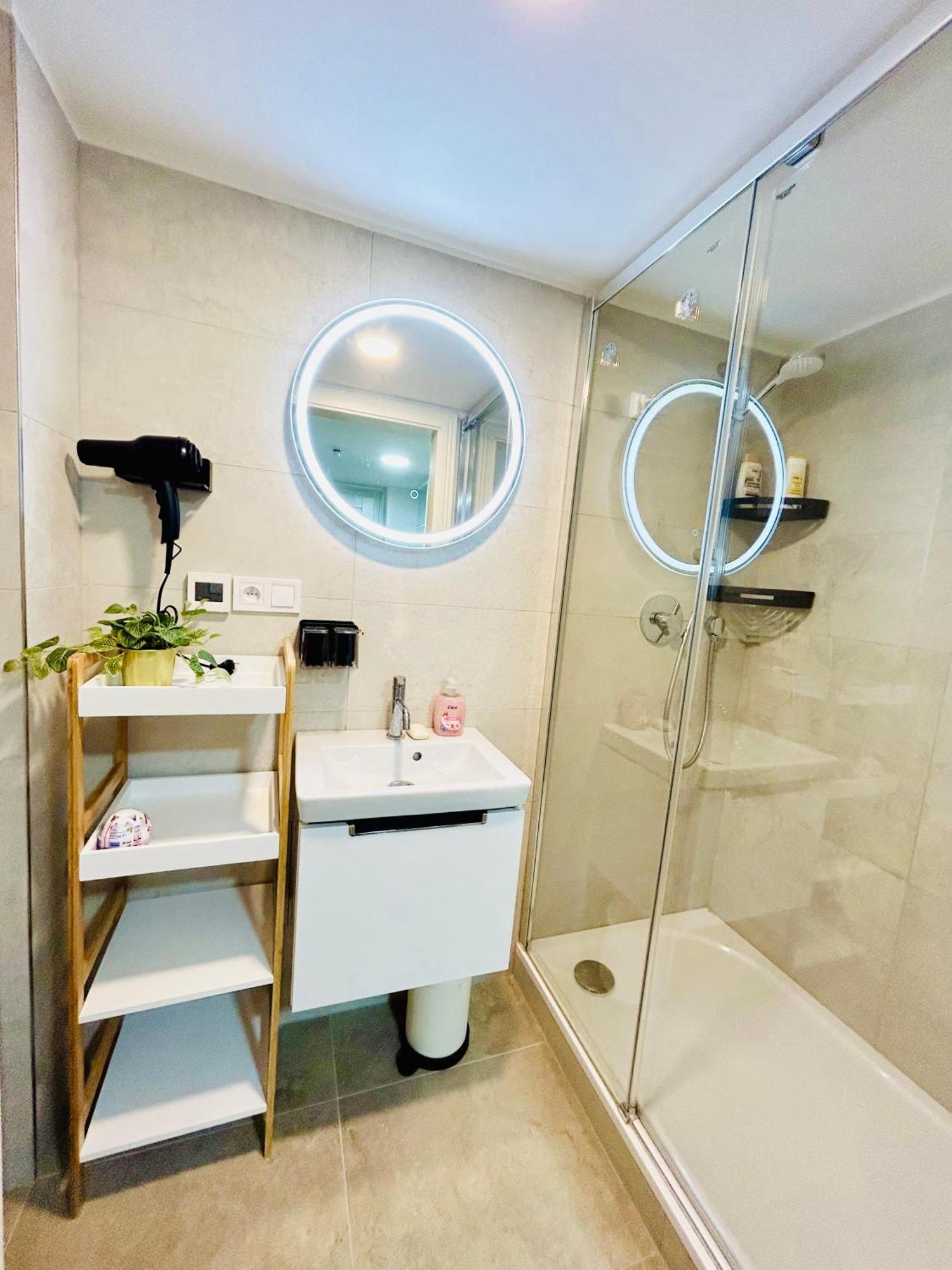 Cozy Design Homestay With Terrace Prag Exteriör bild