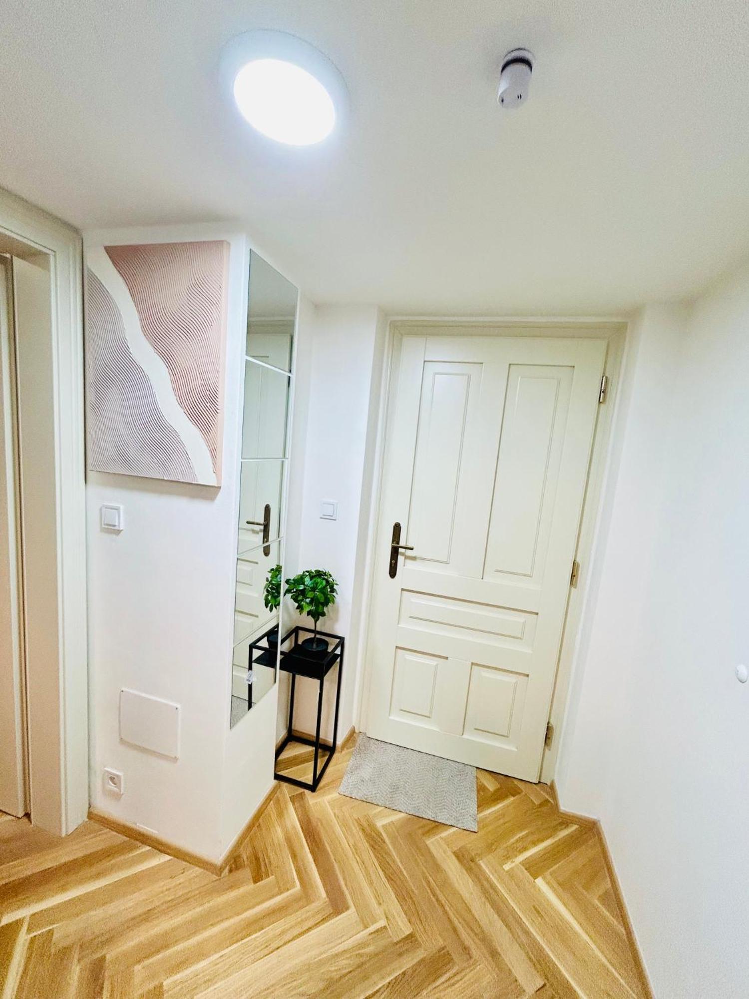 Cozy Design Homestay With Terrace Prag Exteriör bild