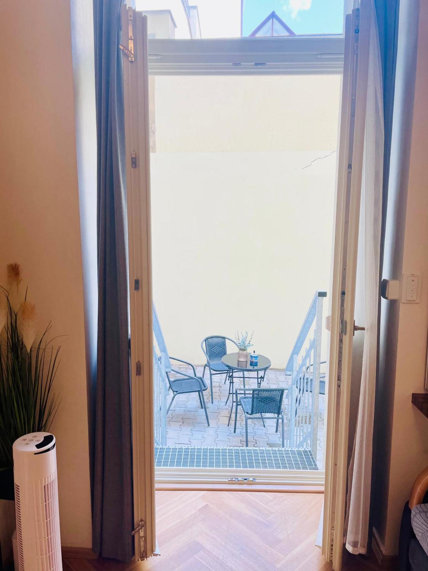 Cozy Design Homestay With Terrace Prag Exteriör bild